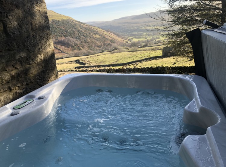 Hot tub with a view ! 